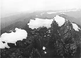 Vue aérienne des glaciers du Puncak Jaya et du Nga Pulu en 1972 avec la vallée de Meren au centre de l'image.