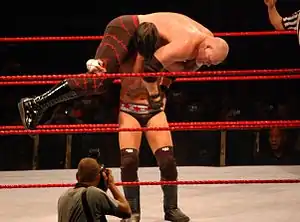 CM Punk, s'apprêtant à effectuer le Go To Sleep sur Kane.