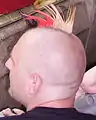 Exemple de coiffure inspiré de la crête punk.