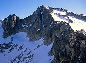 Vue du pic Maudit (au centre) et de la pointe d'Astorg (à droite) depuis l'aiguille Juncadella, en juin.