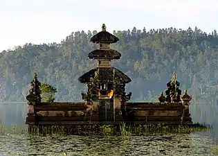Le Pura Ulun Danu Bratan, L'un des temples de Bali les plus photographiés, car il est parfois submergé