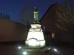L'aigle gisant terrassé, à l'avant du monument aux morts de 14-18« Monument aux morts de 1914-1918, ou Poilu terrassant l'aigle germanique à Pusey », sur Revue de presse de l'Est républicain