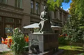 Statue de Pouchkine, en face du théâtre dramatique russe.