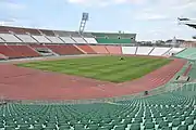 Photographie d'un stade de football entouré d'une piste d'athlétisme.