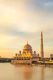 Image de la mosquée de Putra située dans la ville de Putrajaya