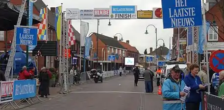 Portique du départ et de l'arrivée. Devant la ligne (en Belgique), à gauche, Putte-Stabroek ; à droite, Putte-Kapellen ; derrière la ligne, Putte à Woensdrecht aux Pays-Bas.