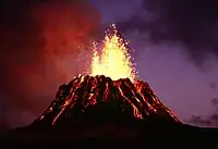 Un volcan en pleine éruption.