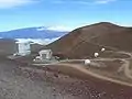 Au pied du Puʻu Poliʻahu, le JCMT et le bâtiment et 3 antennes du SMA.