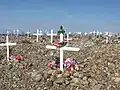 Cimetière de Puvirnituq-Chaque site d'inhumation est enroché et décoré de fleurs artificielles-2018-08-04