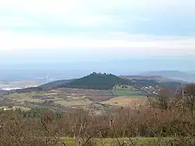 Vue du puy Giroux depuis le sud-ouest, avec en arrière-plan le plateau de Gergovie.