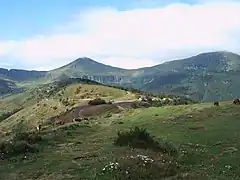 Le puy Mary et le Pas de Peyrol vus depuis le col de Serre