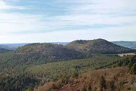 Vue du puy de Montjuger (à gauche) et du puy de Pourcharet (à droite) depuis le puy de Lassolas.