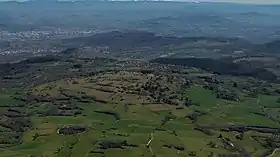 Vue du puy de Berzet dominant le village éponyme.