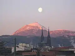 Le puy de Dôme avec les deux flèches de la cathédrale de Clermont-Ferrand.