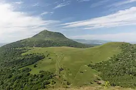 Le puy de Dôme, depuis le puy Pariou au centre du département.