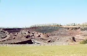 Vue du puy de Lemptégy, ancienne exploitation de pouzzolane.