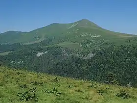 Face sud-ouest du puy de l'Angle et massif adventif vus du Capucin.