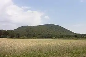 Vue du puy de Louchadière depuis l'est du hameau de Beauregard, sur la commune de Saint-Ours-les-Roches.