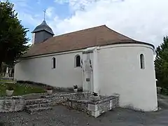 Le monument aux morts adossé à la chapelle.