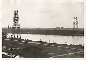 Pylônes du pont transbordeur de Bordeaux avant destruction par les Allemands.