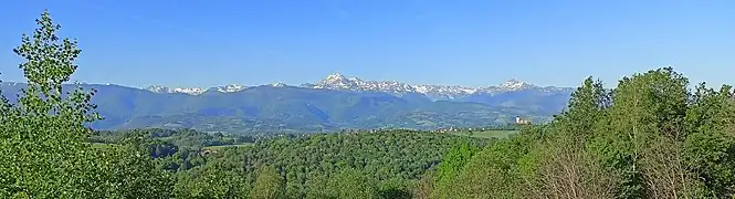 Panorama avec le pic du Midi de Bigorre et le château de Mauvezin.