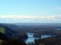 Vue sur la réserve naturelle régionale Confluence Garonne-Ariège et en arrière plan vue sur les Pyrénées.