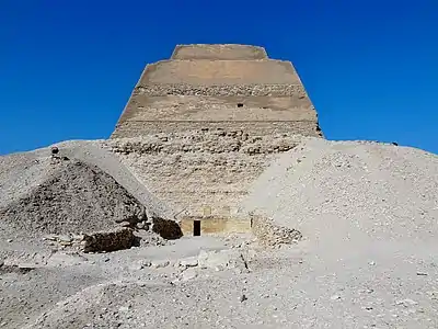 Vue du temple par rapport à la pyramide