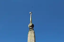 Croix de direction au sommet de l'obélisque.