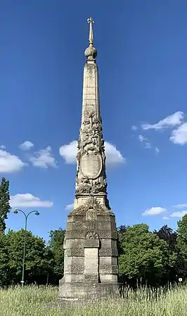 Pyramide rappelant le reboisement.