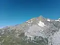 L'aiguille des Glaciers dominant le haut du val Vény vue depuis le sud.