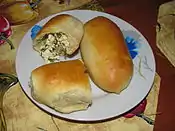 Pirozhki farcis avec du quark et des herbes