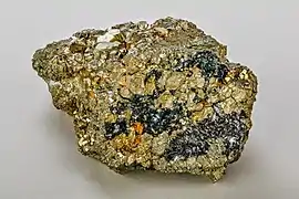 Pyrite avec des cristaux de hématite.