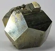 Pyrite de forme naturelle (pentagone dodécaédrique).