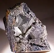 Pyrite - macle en « croix de fer » - mine de Batère, Pyrénées-Orientales (7 × 5 cm)