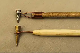 Instruments utilisés pour appliquer de la cire