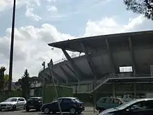 Photo d'un côté du stade vu de l'extérieur.