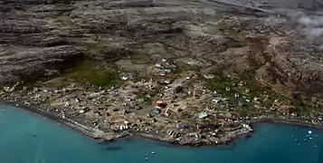 Vue aérienne du village de Qaarsut.