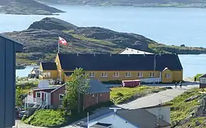 L'hôpital de Qaqortoq, Groenland. Peint en jaune comme tous les services médicaux.