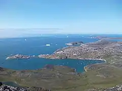 Vue panoramique de Qasigiannguit dans la baie de Disko (localité où 3 sites saqqaquien ont été mis au jour,,).