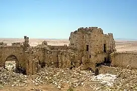 muraille de pierre et tour en ruine