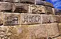 Le Qhapaq Ñan en péril : graffiti signifiant « carcan » sur un mur de style inca de Huánuco Pampa au Pérou.