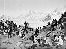 Duel de chant et danse du tambour vers Qingaaq au fjord d'Ammassalik au Groenland. Photographie capturée le 26 juin 1905.