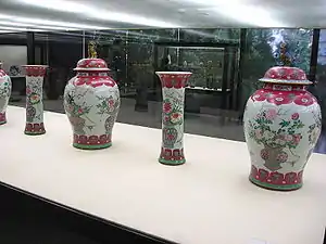 Vases et jarres chinois, famille rose sur biscuit, période Kangxi, dynastie Qing.