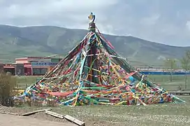 Ovoo composé d'un poteau vertical au bord du lac Qinghai.