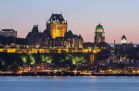 Le château au crépuscule vu de Lévis.