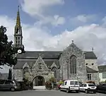 Église paroissiale Saint-Ouen : porte triomphale, calvaire et flanc sud.