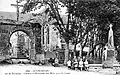 Quéménéven : l'arc de triomphe, le calvaire et le monument aux morts vers 1925.