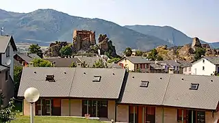 Le château et les gîtes au premier plan