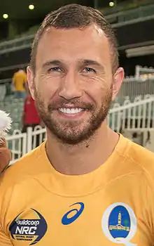 Portrait de face d'un homme en tenue de sport de couleur jaune