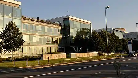 Les mosaïques de l'ancienne usine de Blériot Aéronautique. Le bâtiment actuel est occupé en partie par l'école de commerce SKEMA.